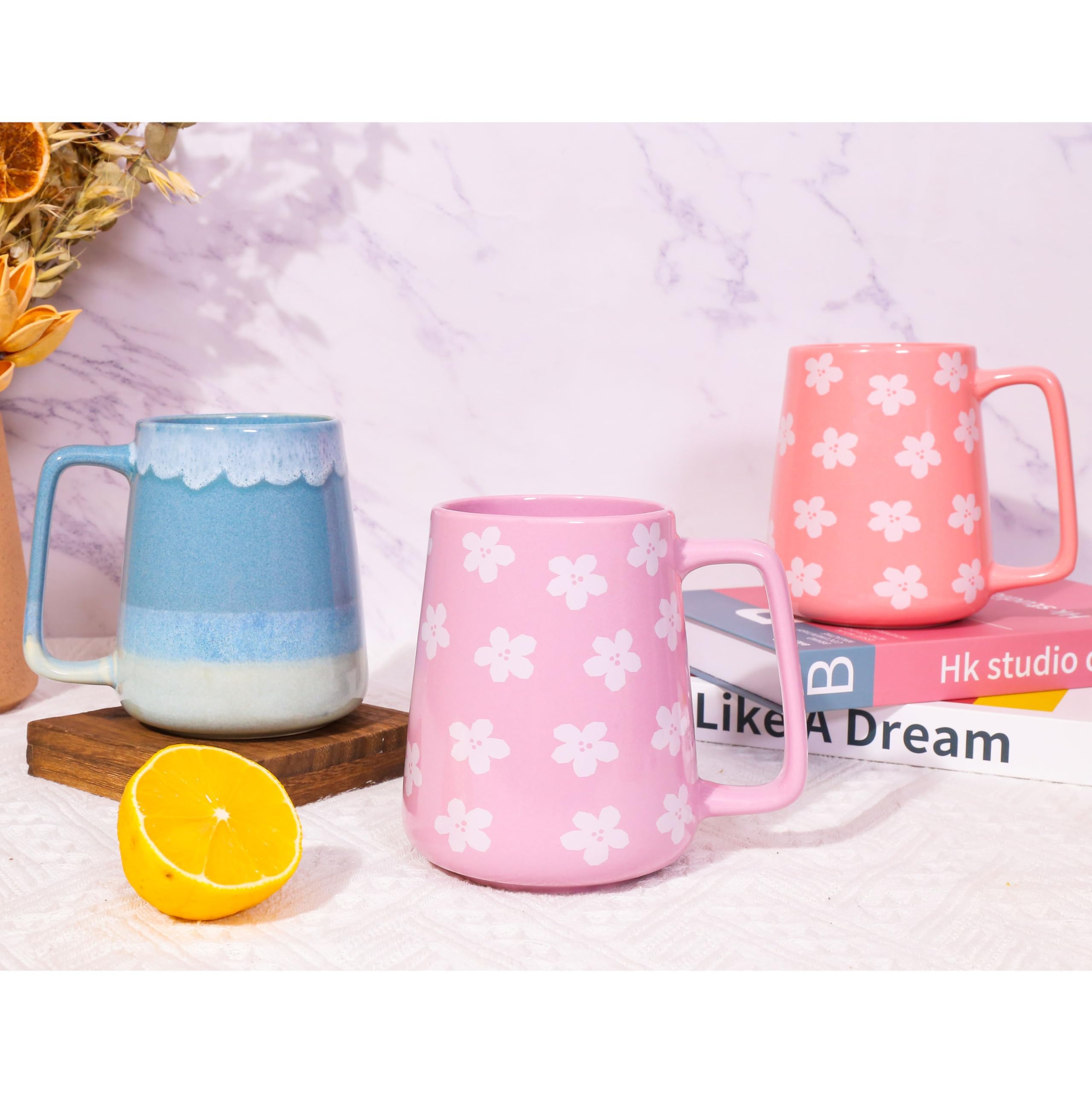 Taza Cteaffee morada en mesa, diseño práctico para oficina