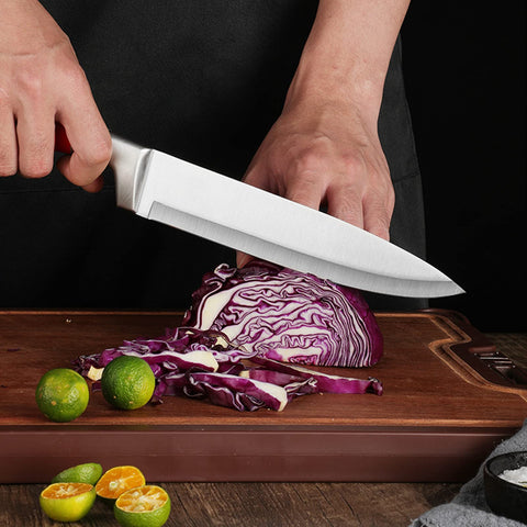 Cuchillo de cocina rojo afilado, hoja de acero inoxidable para cortes limpios.