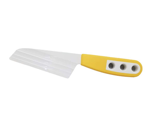 The Cheese Knife OKP2 con hoja patentada facilita cortar queso manteniendo porciones en la placa.