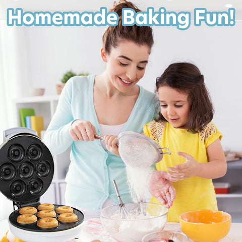CucinaPro Mini Donut Maker decorando donas en casa