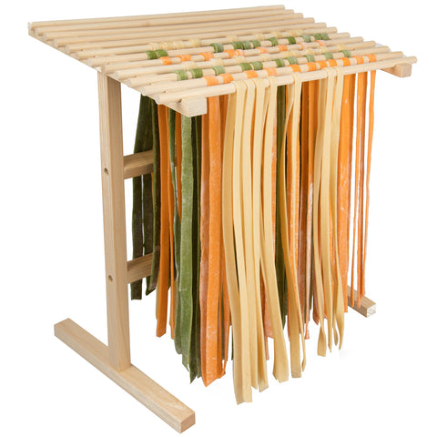 CucinaPro estante para pasta con pasta colgada, facilita un secado rápido y uniforme.
