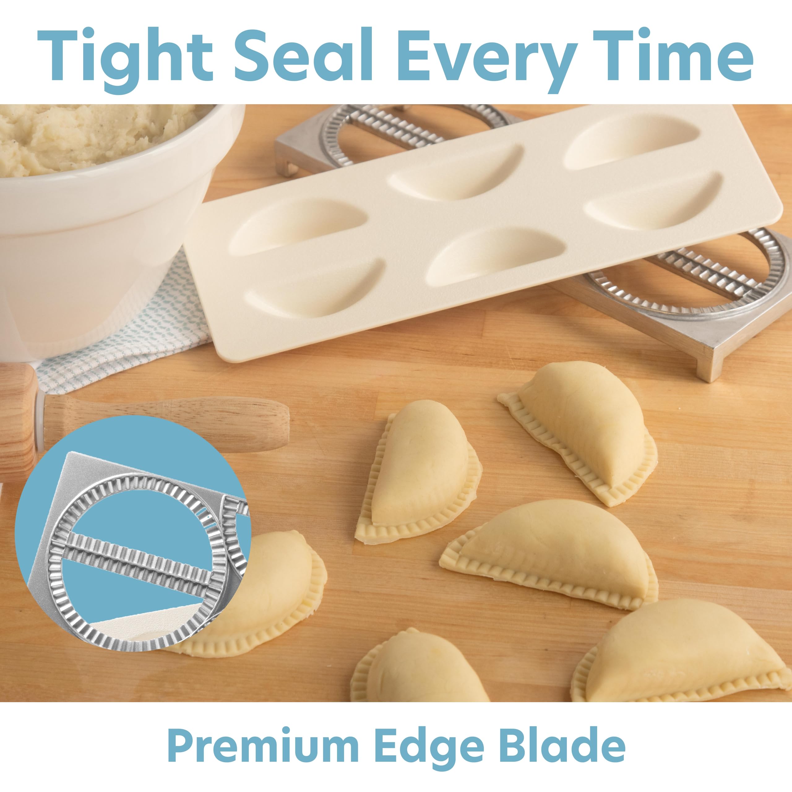 CucinaPro máquina para pierogi con seis piezas listas para cocinar.
