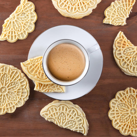 Postre cannoli fácil con pizzelle: base crujiente para rellenos deliciosos.