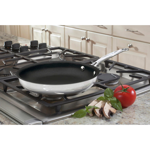 Sartén Cuisinart Chef's Classic con base de aluminio encapsulado para calentamiento uniforme.