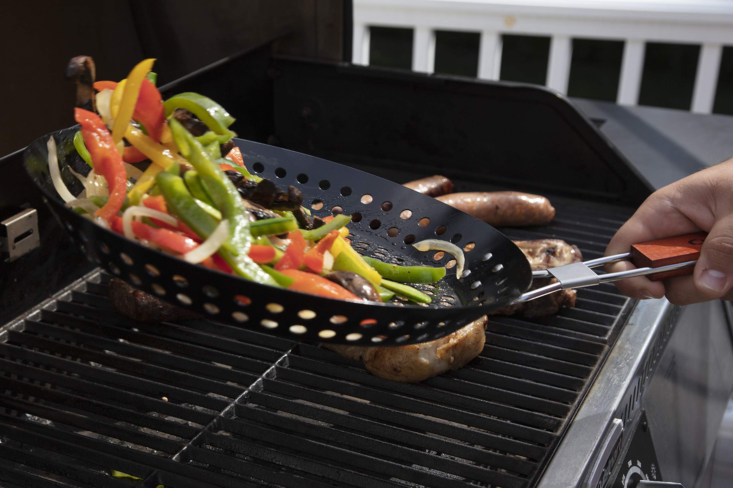 Cuisinart CNW-200 superficie perforada aporta sabor a parrilla y cocción directa