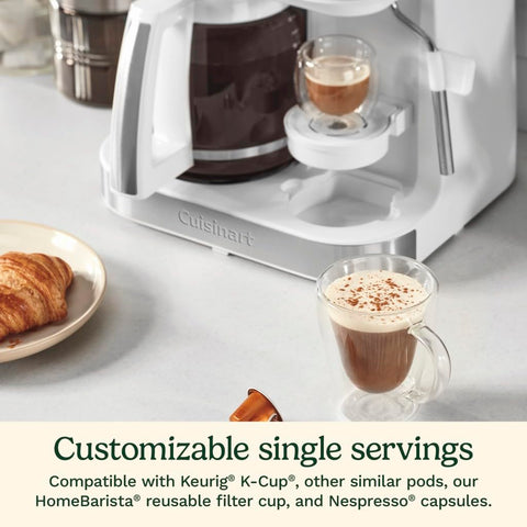 Espumador de leche en acción para cappuccinos y lattes, textura cremosa.