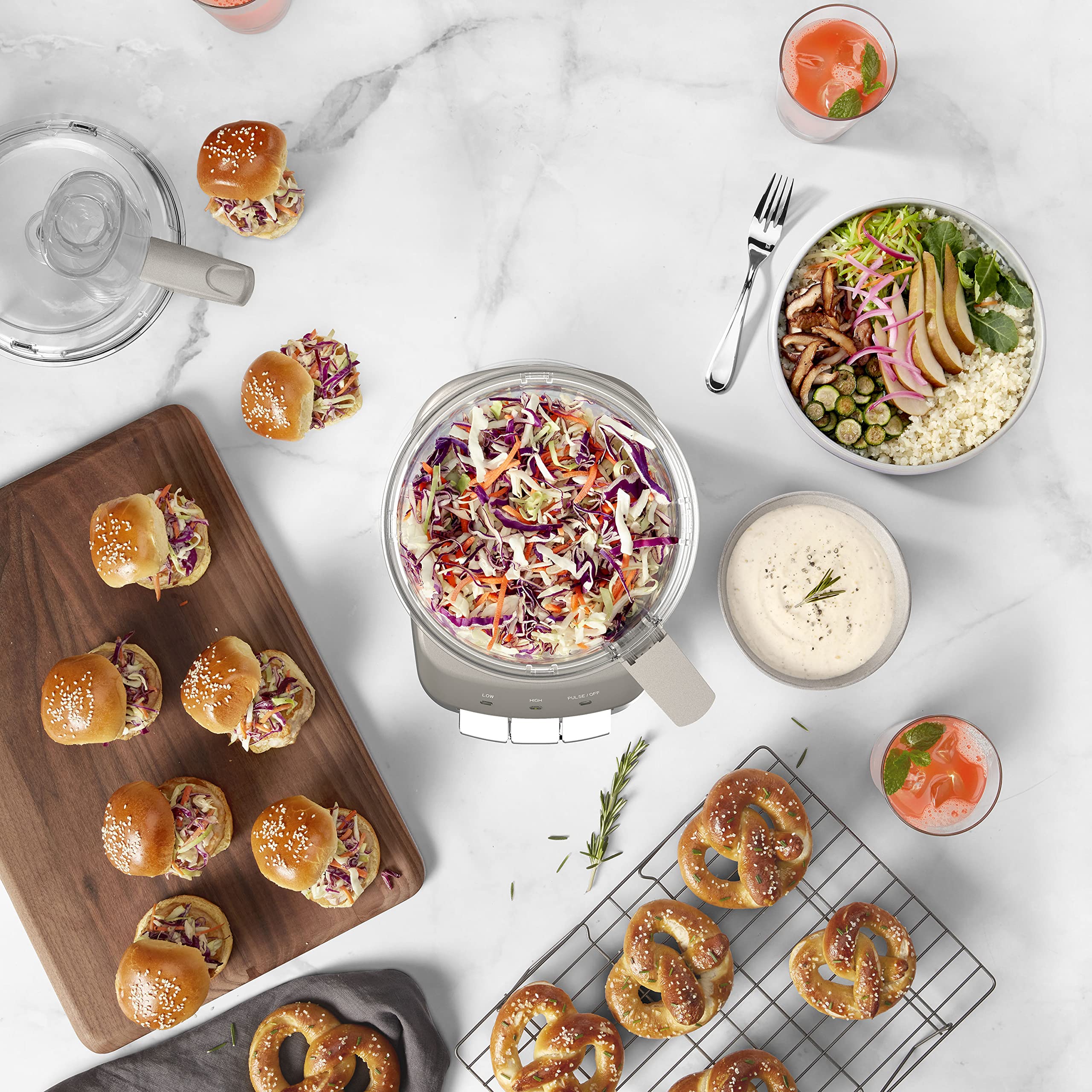 Cuisinart Core Custom 10-Cup: almacenamiento compacto de accesorios para orden y versatilidad.
