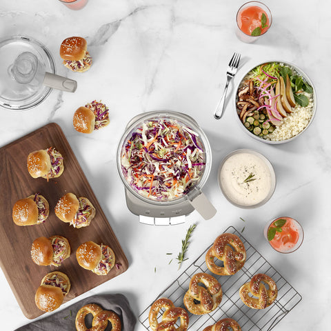 Cuisinart Core Custom 10-Cup: almacenamiento compacto de accesorios para orden y versatilidad.