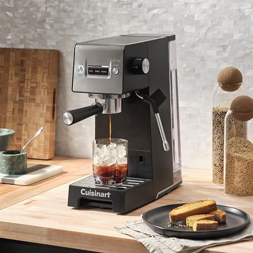 La Cuisinart Espresso Bar Slim prepara espresso caliente en casa con sabor profesional.