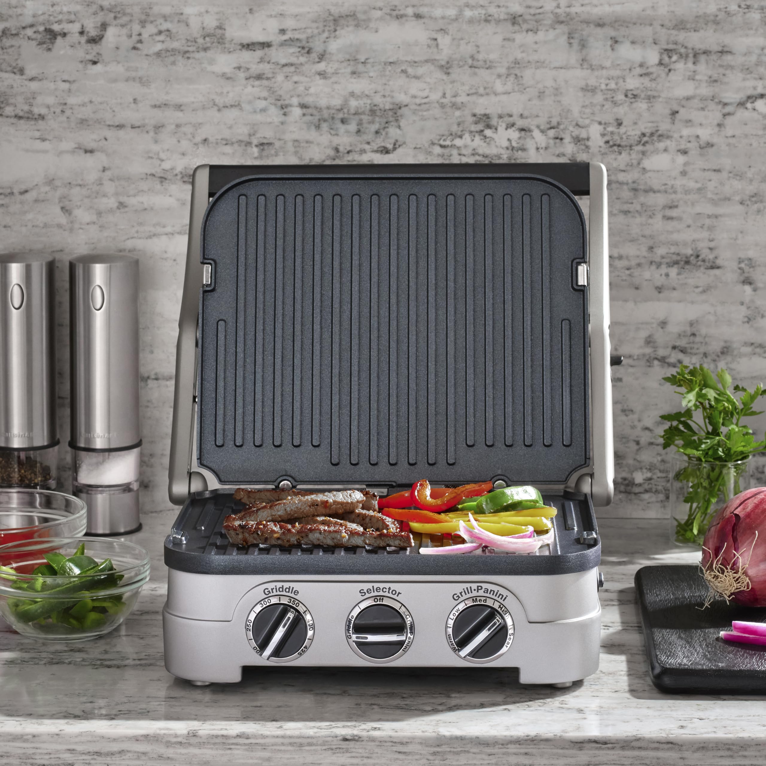 Cuisinart Griddler muestra tapa flotante para uso versátil en la cocina