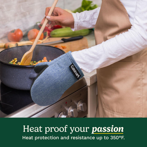 Diseño ambidiestro de los guantes mini horno Cuisinart para uso con cualquier mano.