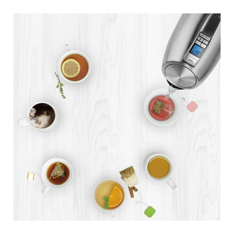 Cuisinart PerfecTemp, tetera vertiendo agua suave para infusiones.