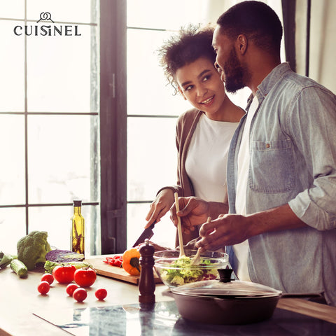 Sartén Cuisinel apta para inducción, ofrece versatilidad diaria.