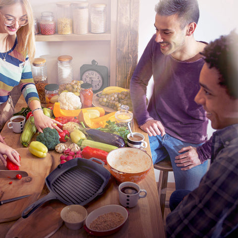 Uso versátil de la sartén Cuisinel para parrillas y estufas con calor uniforme.