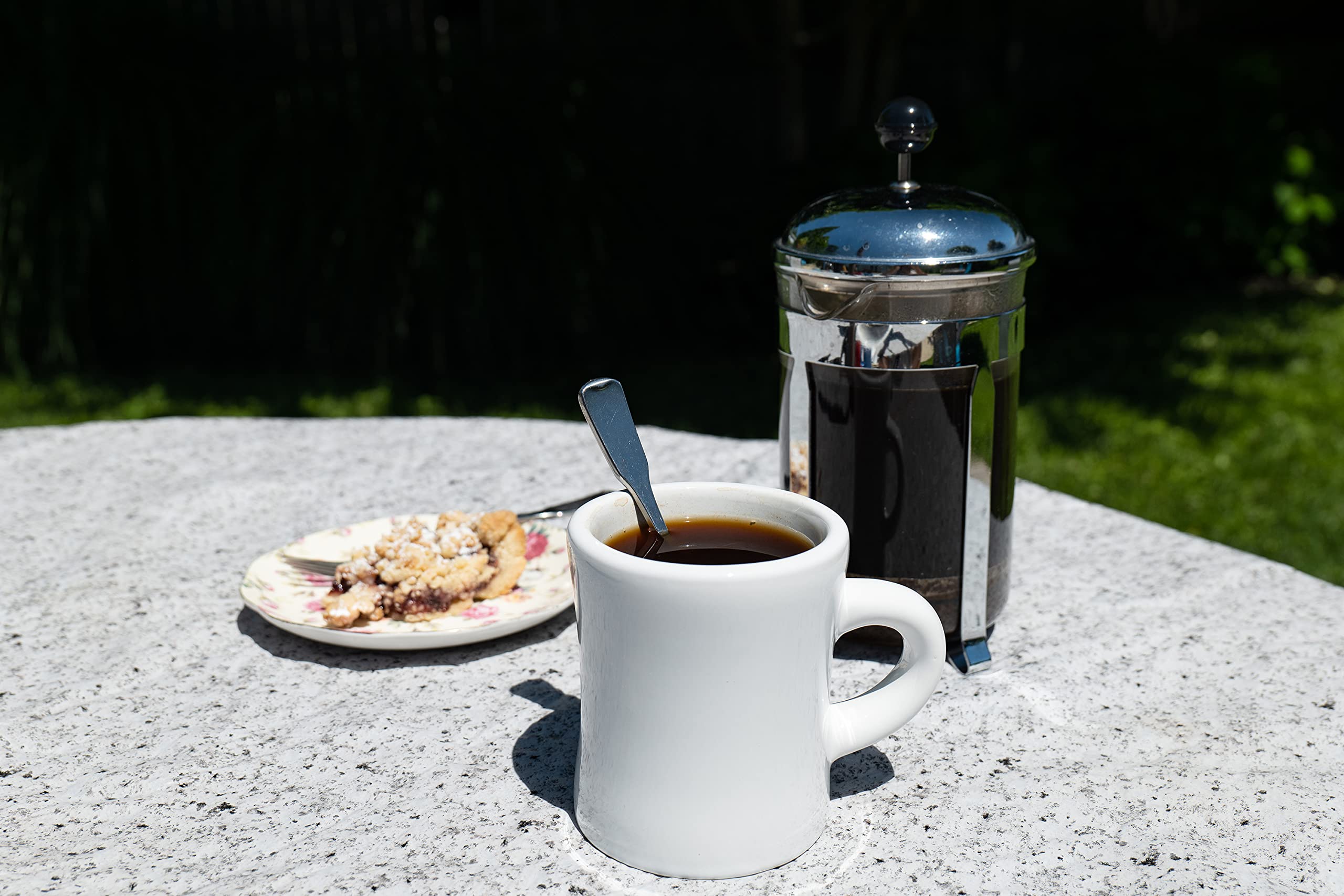 Taza Culver retro 10 onzas en mesa, perfecta para desayuno aromático.