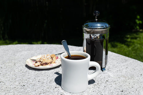 Taza Culver retro 10 onzas en mesa, perfecta para desayuno aromático.