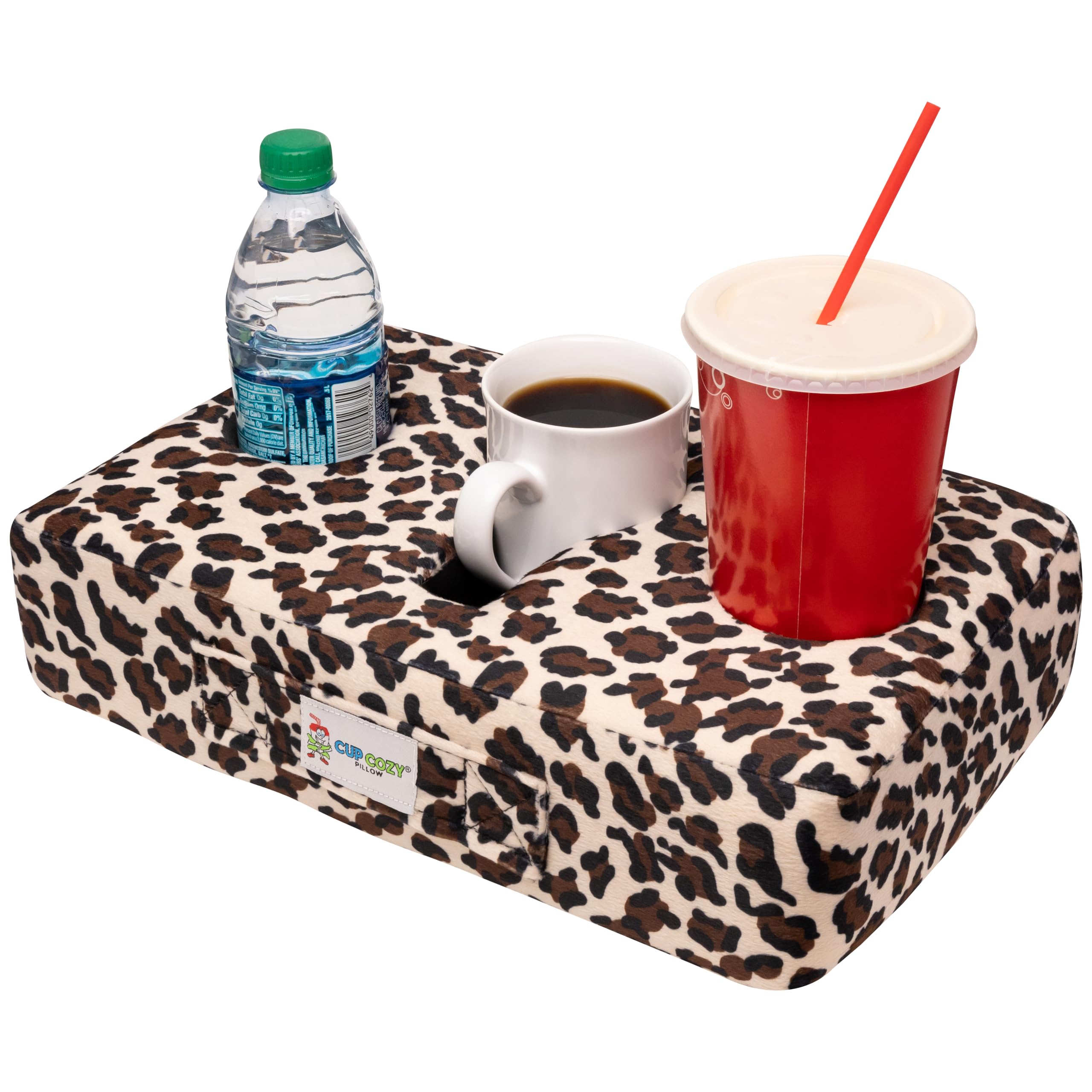 Cup Cozy Pillow gris en sofá con porta bebidas y snacks.