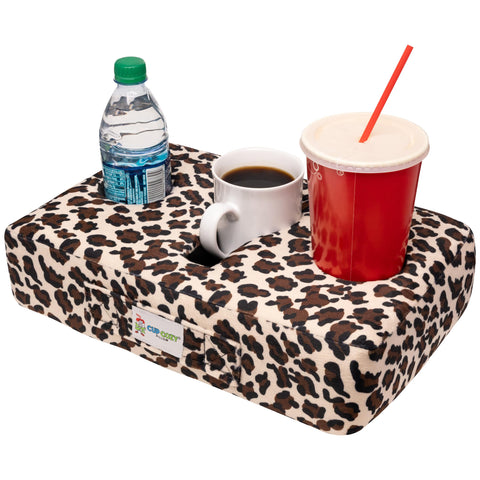 Cup Cozy Pillow gris en sofá con porta bebidas y snacks.
