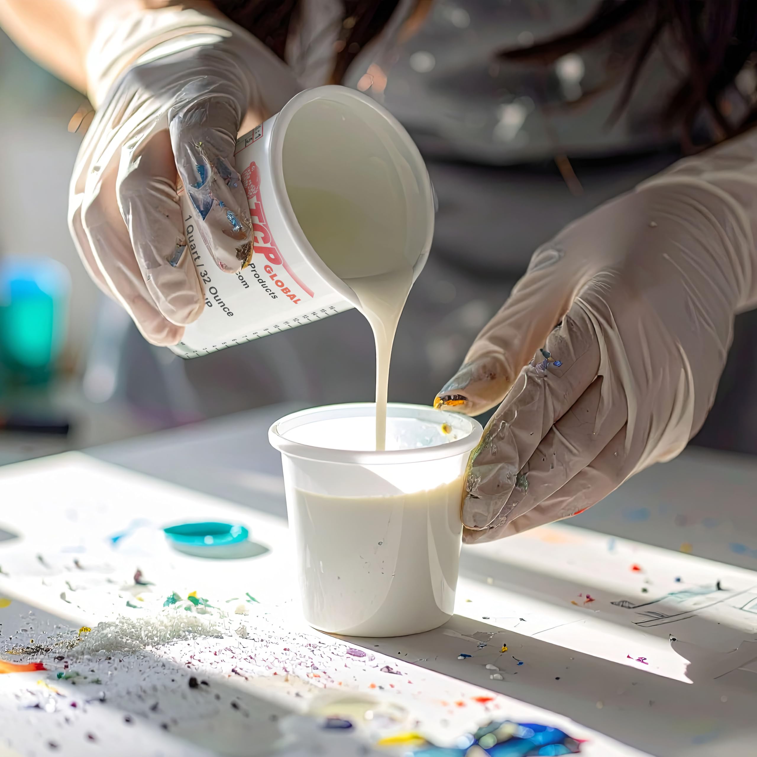 Mezcla de resina epoxi y pinturas con precisión.
