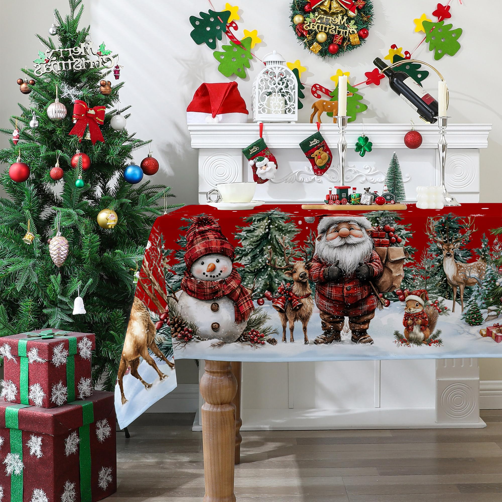 Detalle de Santa en mantel Cusugbaso para decoración navideña.