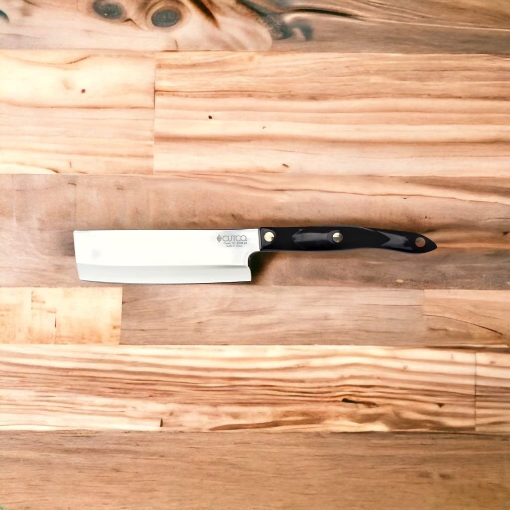 Diseño elegante de Cutco Nakiri, ideal para cocina y colección.
