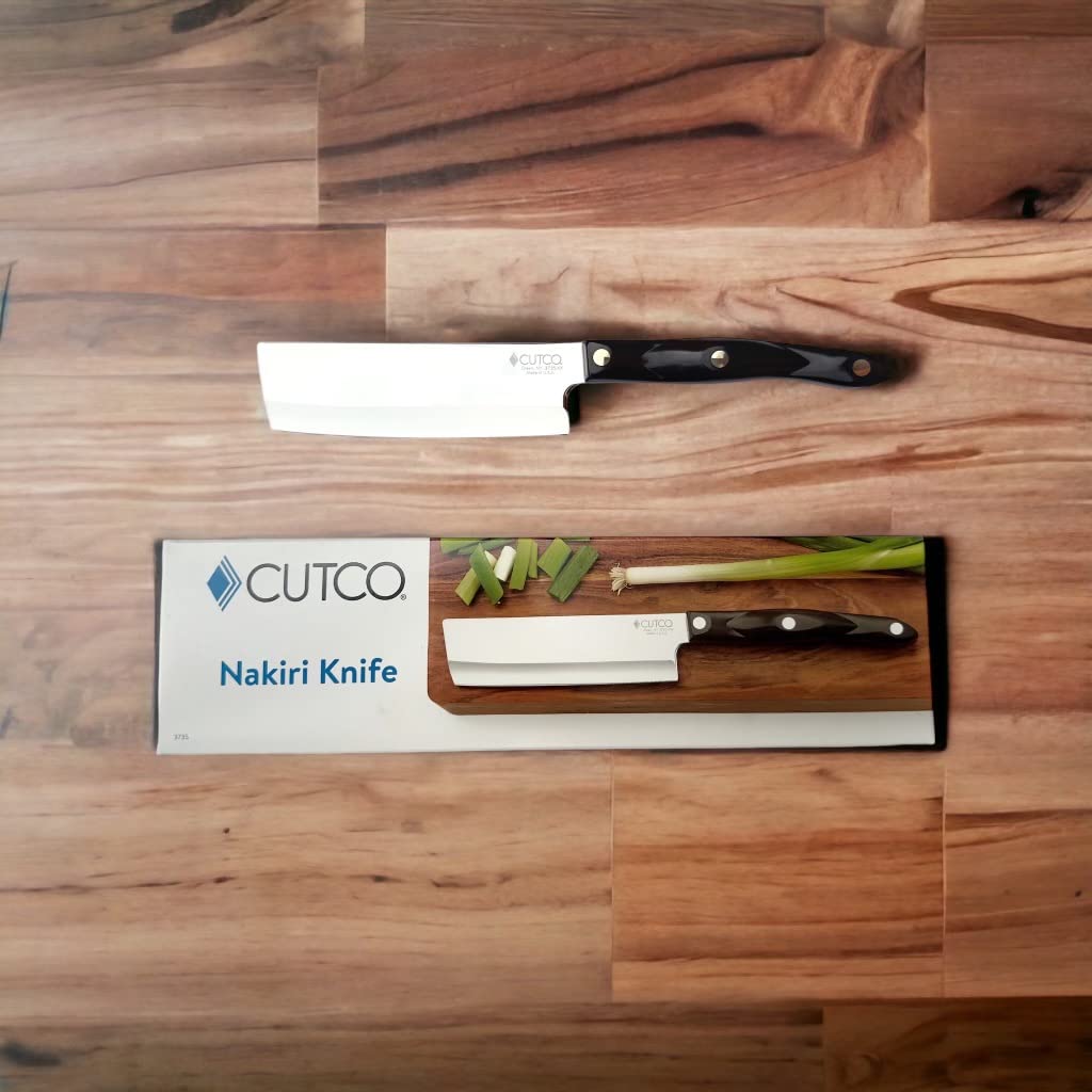 Cuchillo Nakiri de Cutco con hoja delgada para verduras, ideal para cortes precisos.