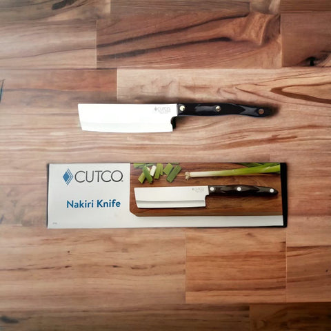 Cuchillo Nakiri de Cutco con hoja delgada para verduras, ideal para cortes precisos.