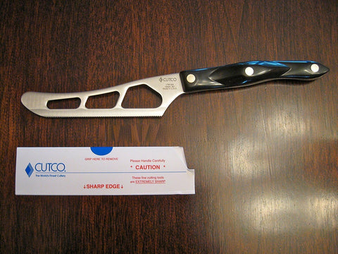 Cuchillo Cutco para queso tradicional con perforaciones para evitar que se pegue al cortar