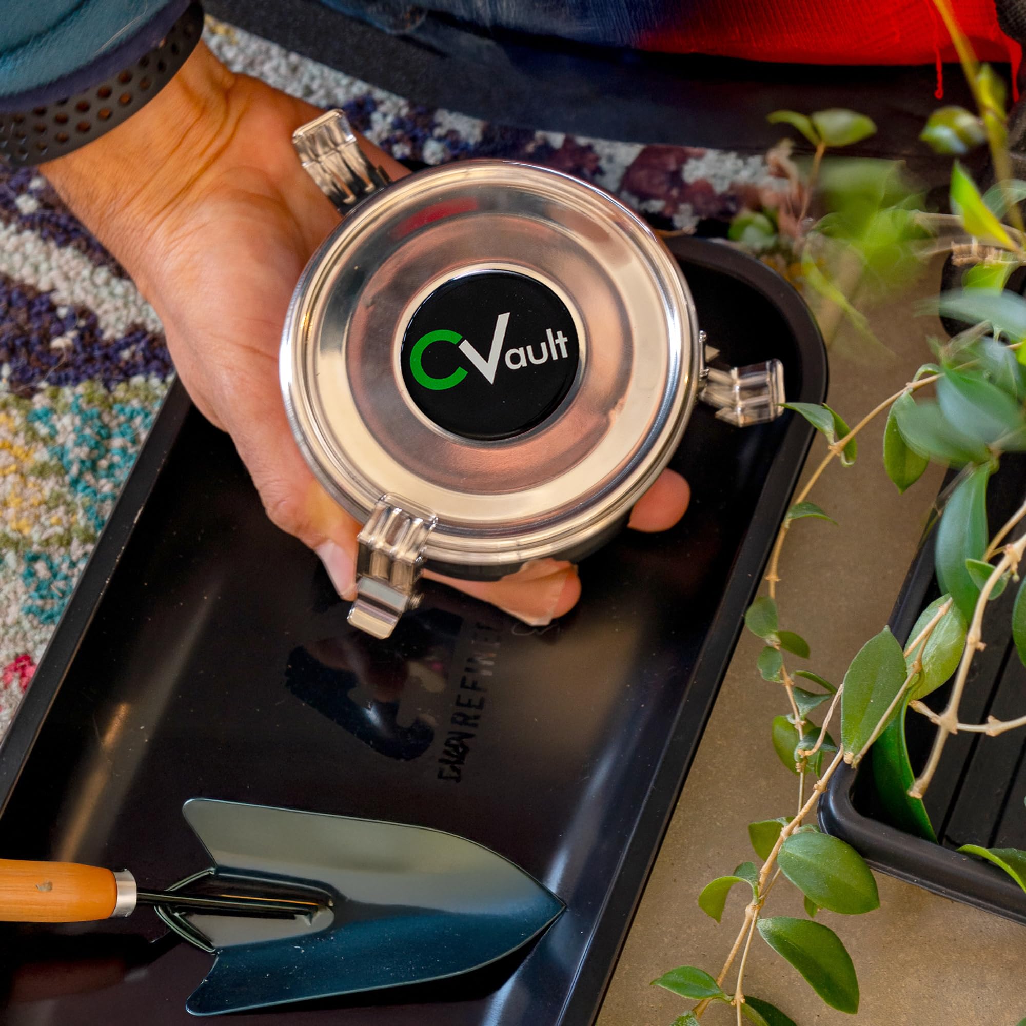 CVAULT interior resistente a golpes, protege el contenido durante el transporte.