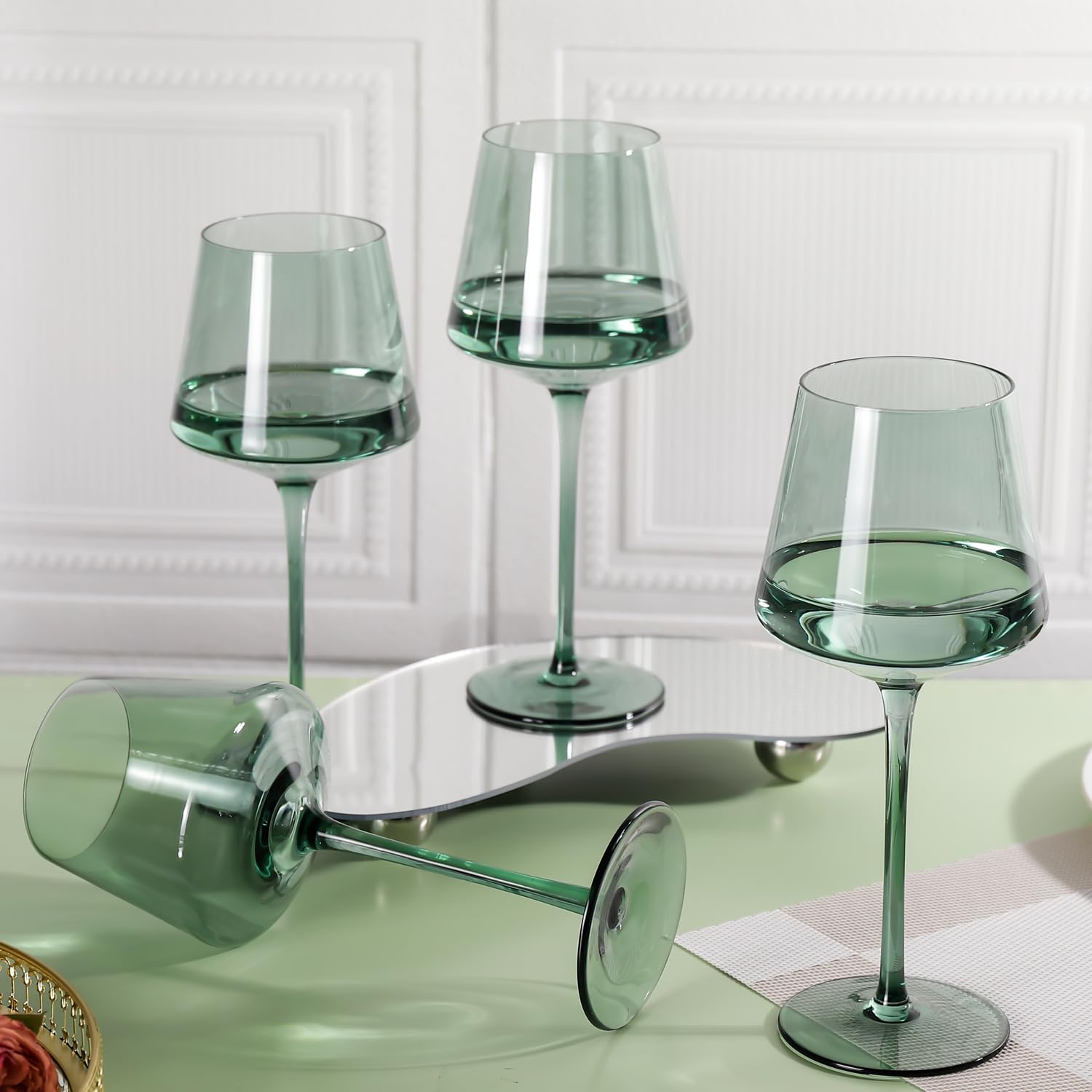 Cyrelwing copas de vino verdes, aptas para vino tinto, blanco o rosado.