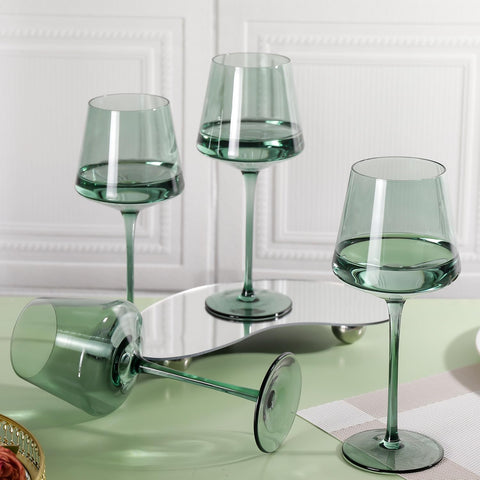 Cyrelwing copas de vino verdes, aptas para vino tinto, blanco o rosado.