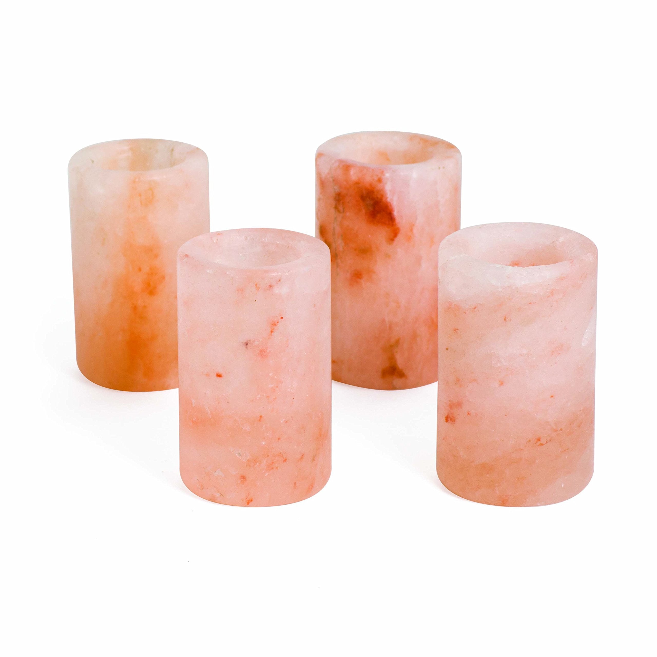 Primer plano de sal rosa Himalaya, tono suave en vasos.