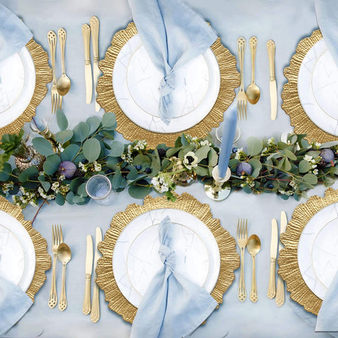 DaCakeWS plato cargador floral dorado añade detalle decorativo a la mesa