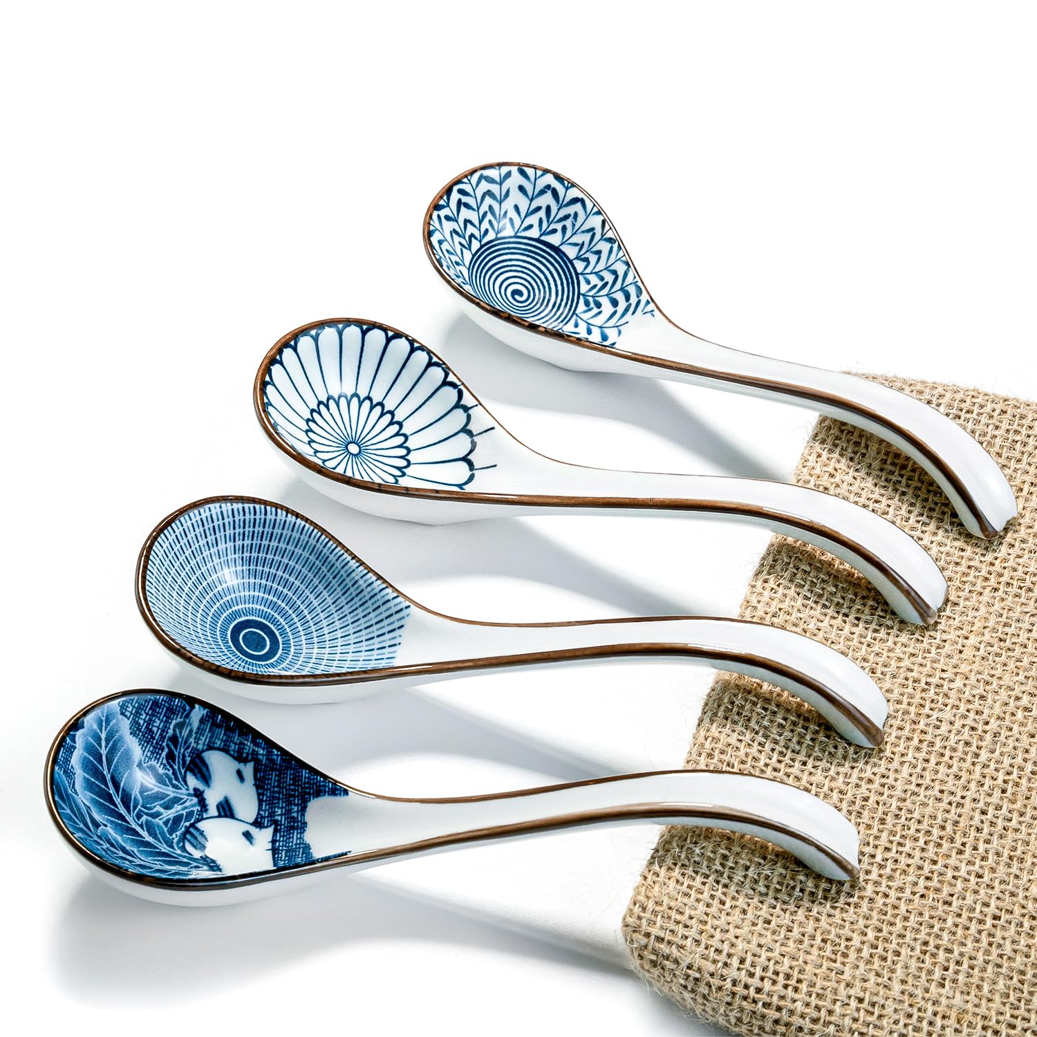 DAHO GOMSU cucharon cerámica asiática con mango largo, ideal para ramen con agarre cómodo.