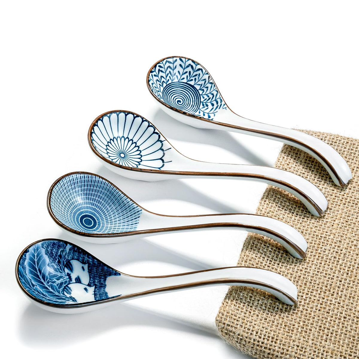 DAHO GOMSU cucharon cerámica asiática con mango largo, ideal para ramen con agarre cómodo.