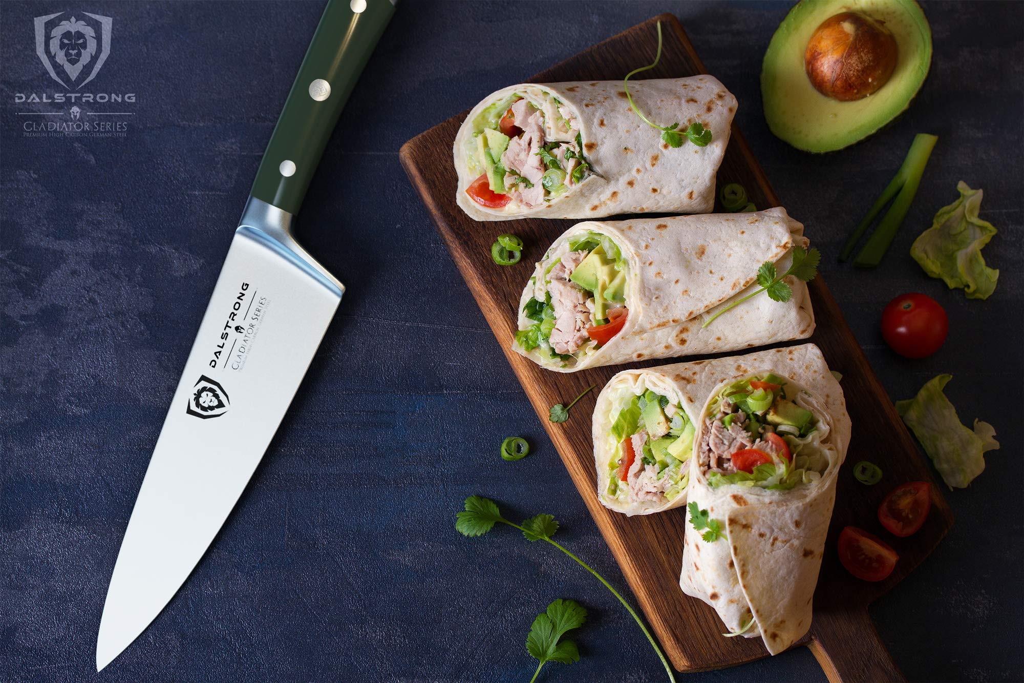 Uso profesional en cocina con Dalstrong Gladiator para rendimiento constante.