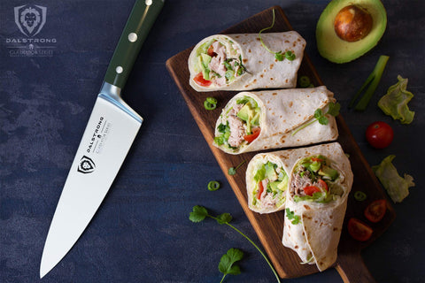 Uso profesional en cocina con Dalstrong Gladiator para rendimiento constante.
