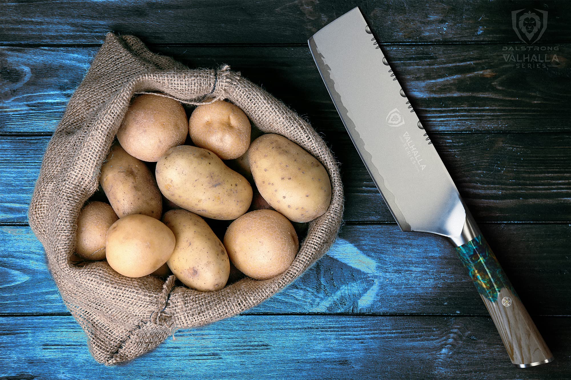 Corte suave de verduras gracias al filo recto de la Nakiri Dalstrong.