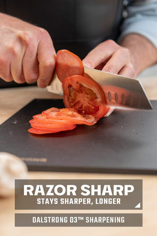 Dalstrong Santoku Vanquish 7 pulgadas, en mano, control cómodo para uso diario.