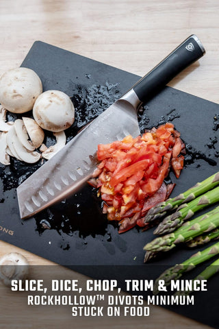 Dalstrong Santoku Vanquish 7 pulgadas, sobre tabla, ideal para rebanar vegetales con precisión.