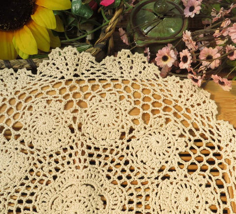 Detalle de encaje tejido a mano de Damanni con flor, toque artesanal.
