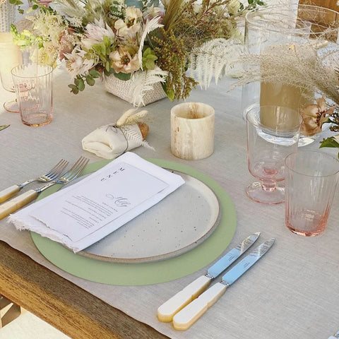 Datyiiha mantel verde salvia para restaurantes o cafeterías, protegiendo la mesa con estilo.
