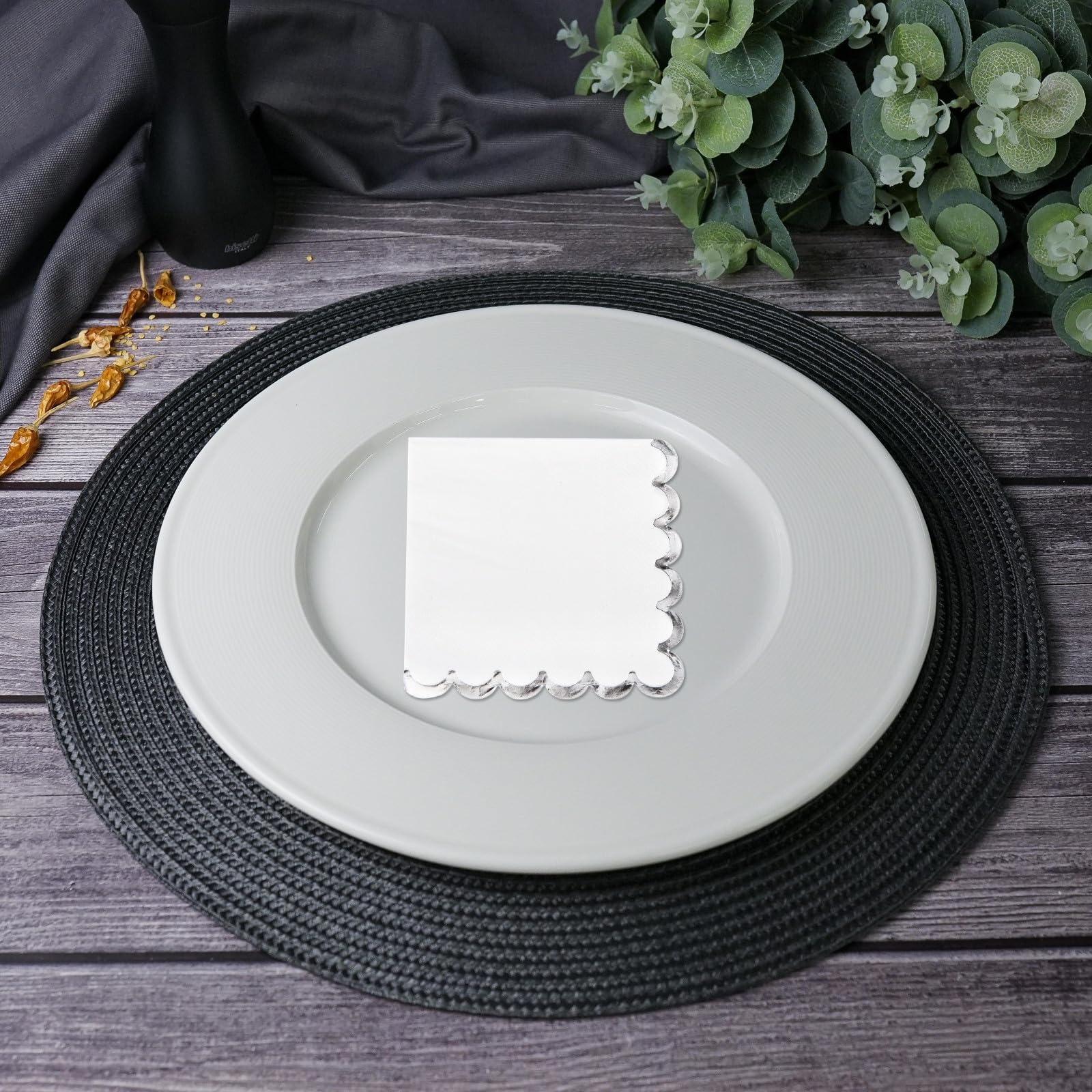 Datyiiha: servilletas blancas desplegadas para comidas formales y banquetes.