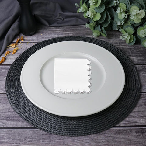 Datyiiha: servilletas blancas desplegadas para comidas formales y banquetes.