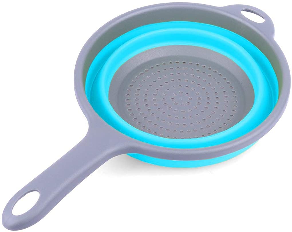 ddLUCK colador plegable azul desplegado usado para lavar verduras.