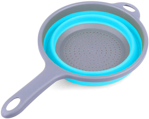 ddLUCK colador plegable azul desplegado usado para lavar verduras.