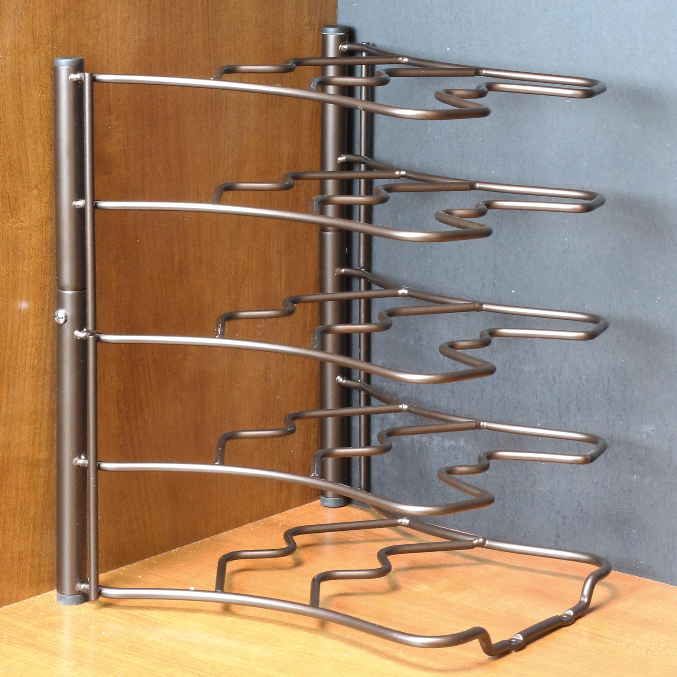 Deco Brothers acabado-bronce, detalle elegante para cocinas modernas.