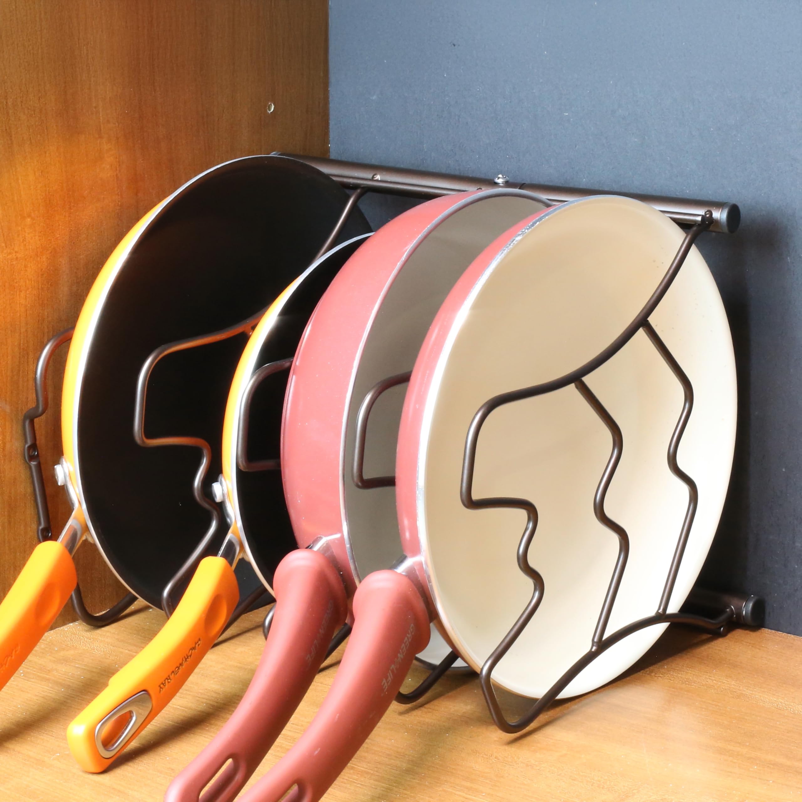 Deco Brothers dimensiones-organizador-sartenes-bronce, guía para planificar el espacio disponible.
