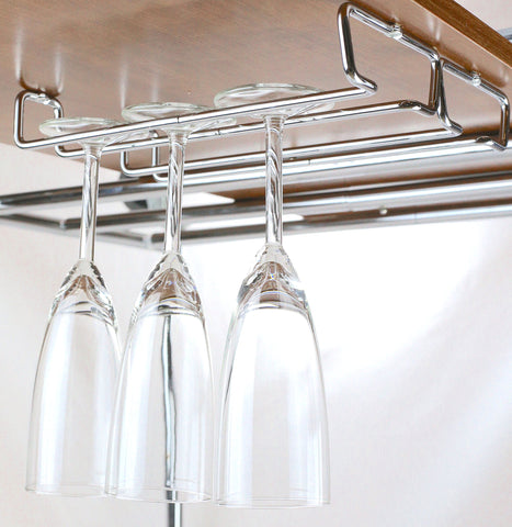 Deco Brothers, soporte cromado para copas de vino en barra, organización elegante.