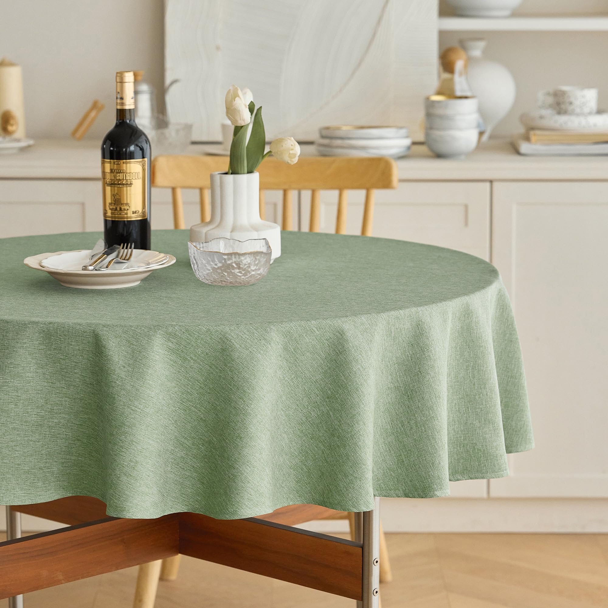 Mantel Decorelia redondo de 60 pulgadas en Sage Verde, impermeable y protege la mesa.